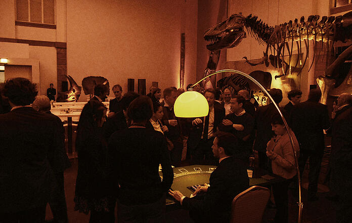 mobiles Casino in einem Naturkundemuseum mit Dinosauriern