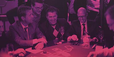 Gäste spielen mit Begeisterung Blackjack als Teil eines mobilen Casinos