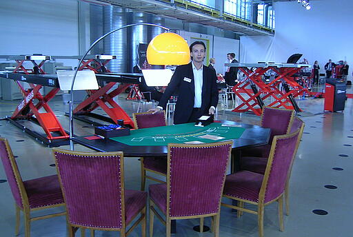 Blackjack-Spieltisch als Idee für die Hausmesse Einsatz eines Blackjack-Tisches als Publikumsmagnet bei einer Hausmesse.