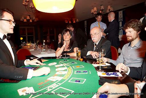 Blackjack-Spieltisch bei einem Firmenjubiläum in Österreich Croupier beim Black fragt nach weiteren Spielkarten bei einem Firmenjubiläum in Österreich.