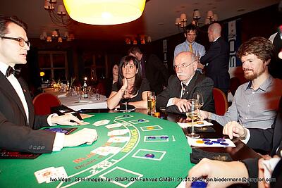 Blackjack-Spieltisch bei einem Firmenjubiläum in Österreich Croupier beim Black fragt nach weiteren Spielkarten bei einem Firmenjubiläum in Österreich.