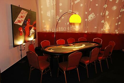 Pokertisch bei der Produktpräsentation des neuen Mercedes Actros Pokertisch mit Dekowand und Diaprojektionen im Hintergrund für eine Kundenveranstaltung.