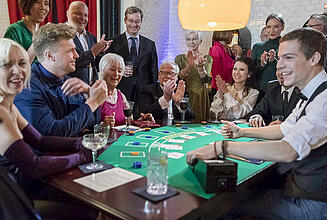 Gäste gratulieren zum Blackjack Gäste gratulieren zum Blackjack eine Spielers
