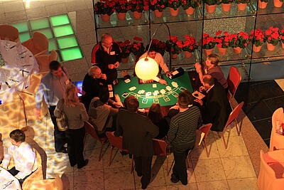 Blackjack als Sommerfest-Idee Vogelperspektive Blackjack spielender Gäste eines Sommerfestes.