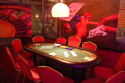 Pokerspieltisch in der Eventlocation Am Kai Pokerspieltisch mit Dekorationsstellwand in der Eventlocation Am Kai