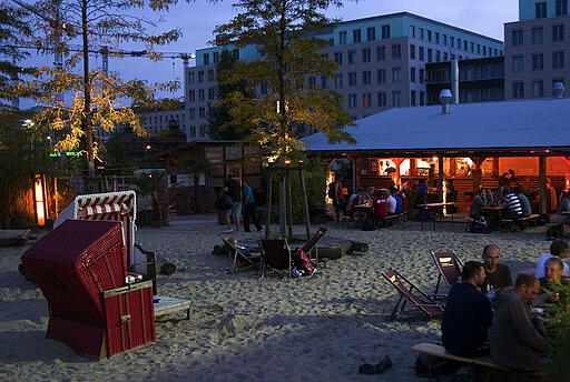 Gastrobereich in der Beachbar Mitte Aussen-Gastrobereich an den Volleyballspielfeldern in der Beachbar Mitte
