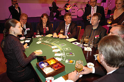 Blackjack für ein Event für Kunden Croupier teilt Karten beim Blackjack aus.