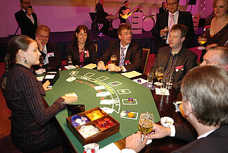 Blackjack für ein Event für Kunden Croupier teilt Karten beim Blackjack aus.