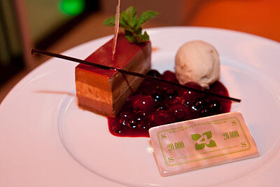 rechtecktiger Jetons im Dessert rechteckiger Jetons im Dessert als Umtauschberechtiung beim Casinoevent von Brands4Friends.