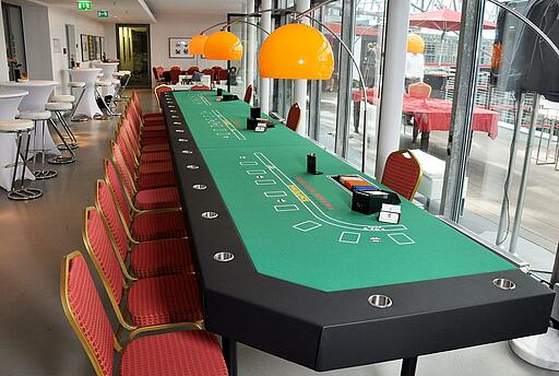 einsatzbereiter Triple-Blackjack-Tisch einsatzbereiter Triple-Blackjack-Tisch