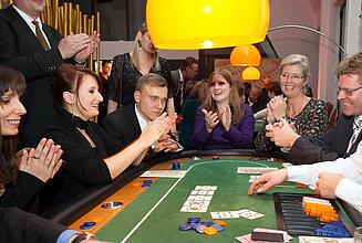 Team Building am Pokertisch Teilnehmer beim Team Building am Pokertisch applaudieren.