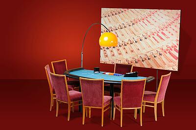 kleiner Blackjack-Tisch bestuhlter kleiner Blackjack-Tisch vor einer Dekorationsstellwand