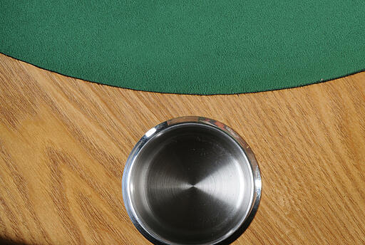 Cupholder im kleinen Poker-Tisch Cupholder im kleinen Poker-Tisch