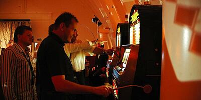 zwei Einarmige Banditen / Slot machines werden bespielt.
