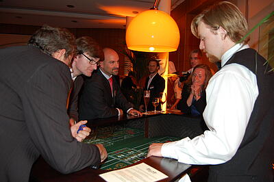 Teambuilding beim Craps-Würfelspiel Teambuilding-Teilnehmer spielen zusammen Craps.