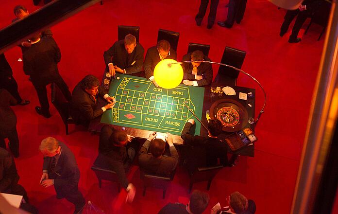 Mitarbeiter spielen Roulette bei einer Abteilungsfeier