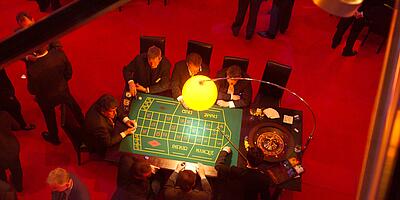 Mitarbeiter spielen Roulette bei einer Abteilungsfeier