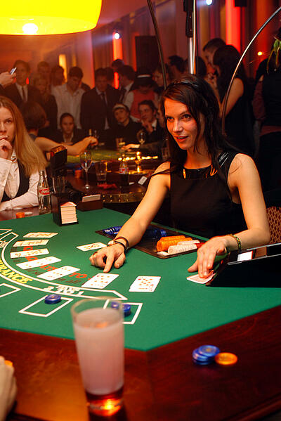 Croupier Kira fragt nach einer weiteren Karte Croupier Kira fragt nach einer weiteren Karte beim Blackjack