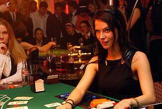Croupier Kira fragt nach einer weiteren Karte Croupier Kira fragt nach einer weiteren Karte beim Blackjack