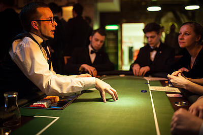 Dealer erklärt den Gästen Spielregeln beim Pokern