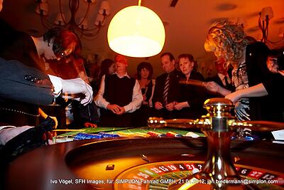 Roulette-Spieltisch auf einem Firmenjubiläum in Österreich Gäste des Firmenjubiläums der Simplon Fahrrad GmbH in Österreich spielen Roulette.