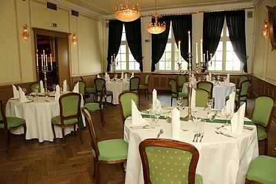 grüner Salon im Dinnerstyle im Queens 45c grüner Salon im Dinnerstyle im Queens 45c