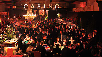 Capones Depot von Royal-Events Capones Depot mit vielen Spieltischen und Gästen