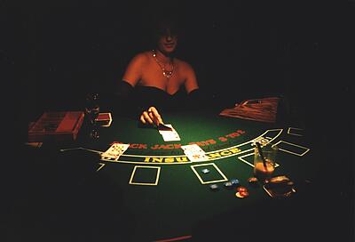 schummriges Bild von Croupier Katja am Blackjack-Tisch schummriges Bild von Croupier Katja am Blackjack-Tisch