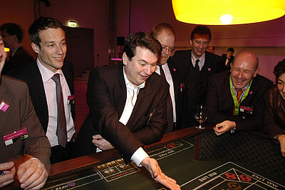 Craps mieten - Idee für eine Kundenveranstaltung Gäste spielen Craps bei einer Kundenveranstaltung.