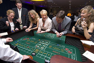 Craps-Spieltisch bei einer Charity-Veranstaltung für die DKMS Gäste einer Charity-Veranstaltung für die DKMS spielen an einem Craps-Würfeltisch