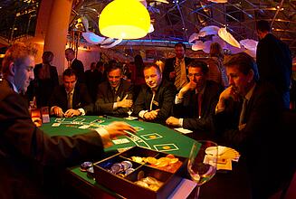 Blackjack für einen Kunden-Event Croupier führt Auszahlungen beim Blackjack auf einer Kundenveranstaltung durch.