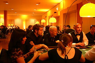 Dealer erklärt Spielregeln auf Pokerturnier Dealer erklärt den Gästen die Spielregeln für das Pokerturnier