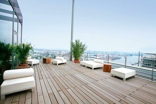 Terrasse im Elbpanorama Terrasse  mit Sitzgelegenheiten im Elbpanorama