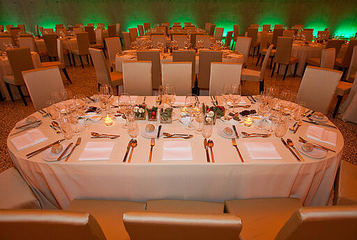 Dinnertische bei der Weihnachtsfeier von brands4friends gedeckte Tische für das Dinner bei der Weihnachtsfeier von brands4friends