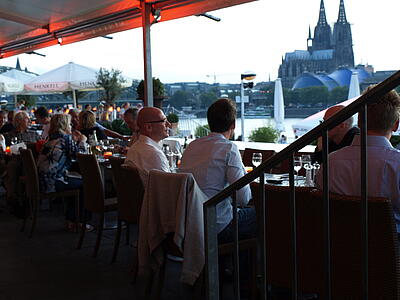 Terrasse der Rhein Terrassen in Köln Terrasse mit wunderschönen Ausblick auf Köln