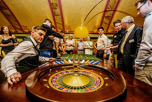 großer Roulette-Tisch im Restaurant Nolle Gäste spielen Roulette im Restaurant Nolle