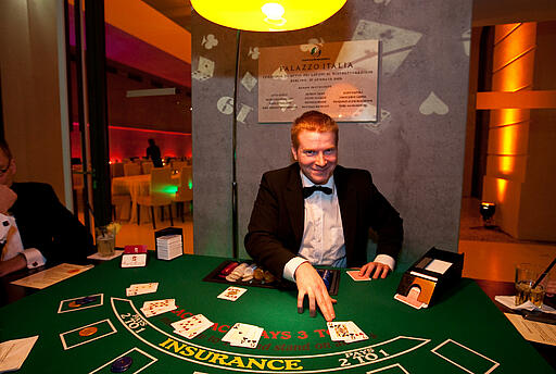 Blackjack bei der Weihnachtsfeier von brands4friends Croupier fragt nach der nächsten Karte.