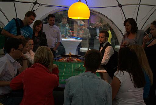 Roulette-Spieltisch als Idee für ein Sommerfest Gäste beim Sommerfest der Gazprom Germania GmbH spielen Roulette