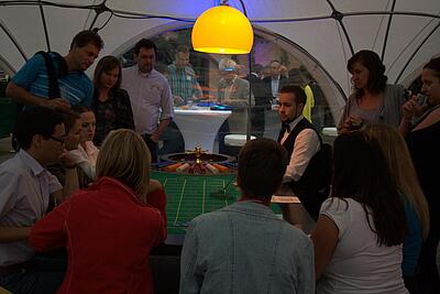 Roulette-Spieltisch als Idee für ein Sommerfest Gäste beim Sommerfest der Gazprom Germania GmbH spielen Roulette