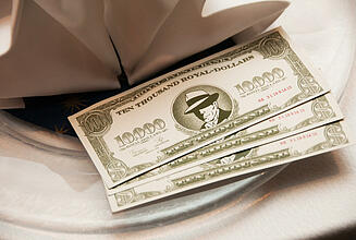 Royal-Dollar auf einem Teller Royal-Dollar auf einem Teller als Dessert zum Start des mobilen Casinos