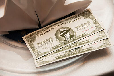Royal-Dollar auf einem Teller Royal-Dollar auf einem Teller als Dessert zum Start des mobilen Casinos