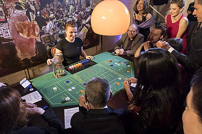 Spannung am Chuck a Luck-Tisch Spannung bei den Gästen am Chuck a Luck-Tisch