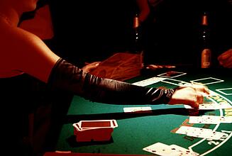 Croupier gibt Karten beim Blackjack Croupier gibt Karten beim Blackjack