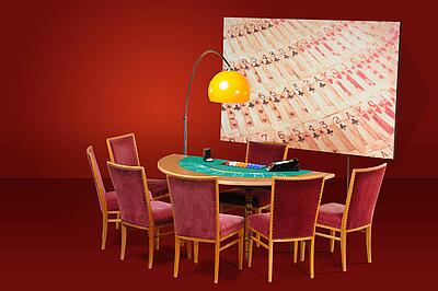 Mini Blackjack-Tisch bestuhlter Mini Blackjack-Tisch vor einer Dekorationsstellwand