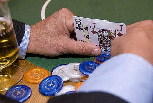 Blick in die Pokerkarten Blick in die Pokerhand (Bube, Sechs)