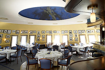 Hafen Klub mit Kuppel an der Elbe in Hamburg wunderschöner Hafen Klub mit Kuppel und vielen Bildern an der Wand in Hamburg