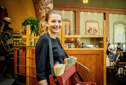 Bauchladenmädchen im Restaurant Nolle lächelndes Bauchladenmädchen im Restaurant Nolle