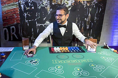 Baccarat-Spieltisch mit Chef de Partie Baccarat-Spieltisch mit Chef de Partie