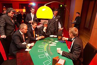Blackjack mit Royal-Events Croupier zahlt Gewinn bei Blackjack aus.