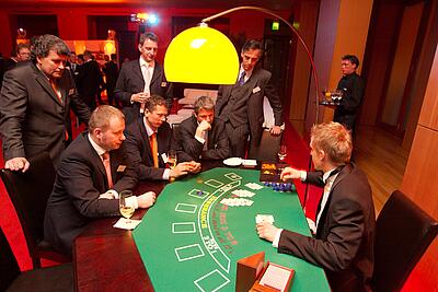 Blackjack mit Royal-Events Croupier zahlt Gewinn bei Blackjack aus.